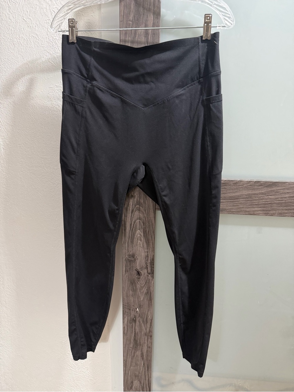 HALARA Black High-Rise Athletic Leggings with Side Pockets